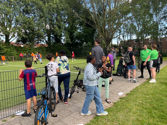 kinderen aan het voetballen